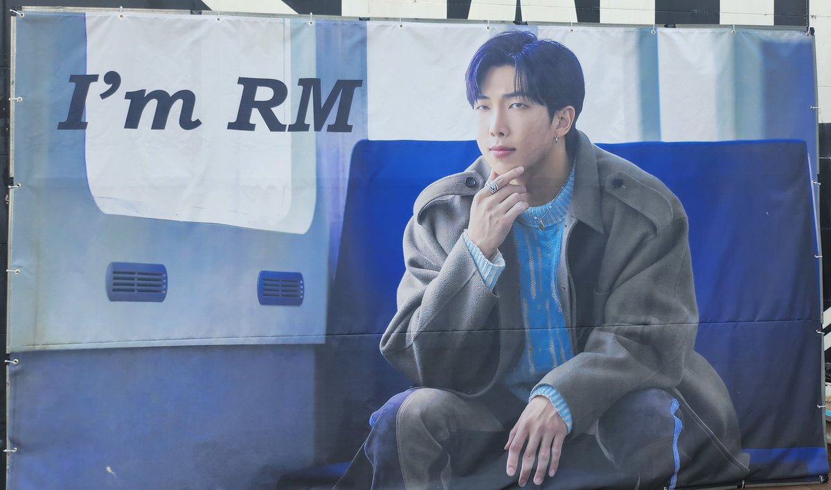 borahe24's tweet photo. #Love_RM_day 
#IM_RM 
#시애틀에스프레소
@sweet_agong 
 이번에 첫방문한 시애틀에스프레소🫶 정말 가길 너무 잘했다고 셀프칭찬 왕창 해줬습니당
럭드는 포스터세트 중복이었지만 남주니 크게 보니까 좋았어요💜 남주니로 이쁘게 꾸며주셔서 감사합니당!! https://t.co/eq1g4xv8KP