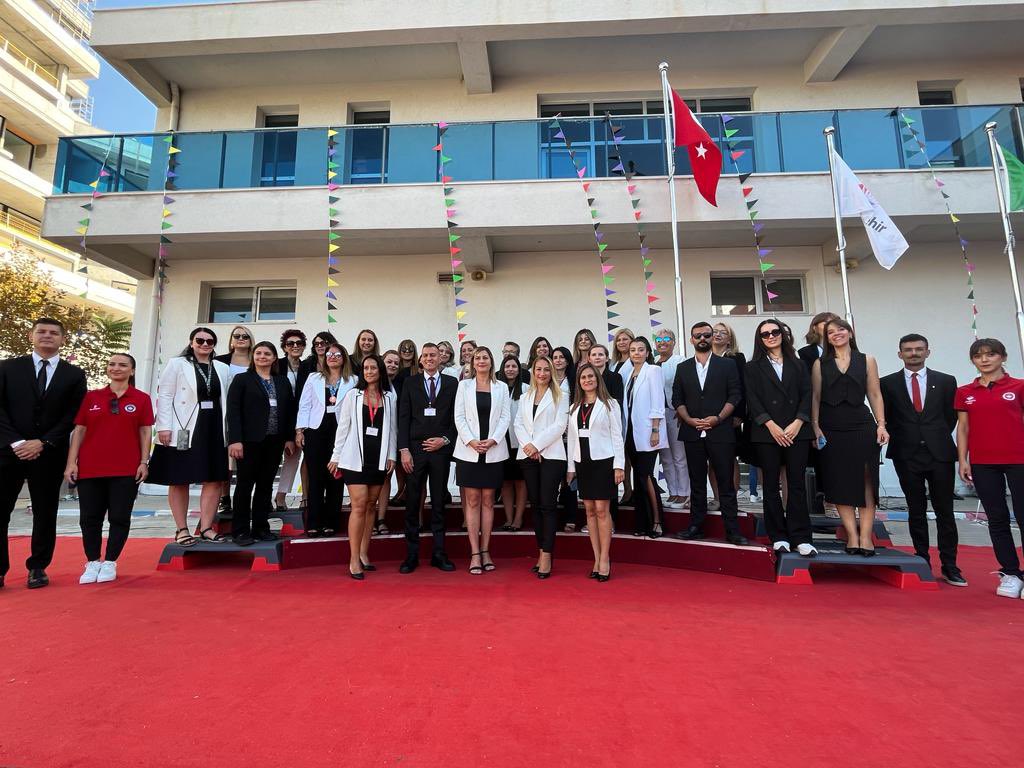BKkarsiyaka's tweet photo. Bugün ilk ders zilimiz çaldı🔔✏️📚
Sevgili öğrencilerimiz okulunuza hoş geldiniz❤️💙

#OkulaDönmekGüzeldir
#HazırsanızBaşlıyoruz
#bahçeşehirkoleji ❤️💙 https://t.co/n177EF1zxu