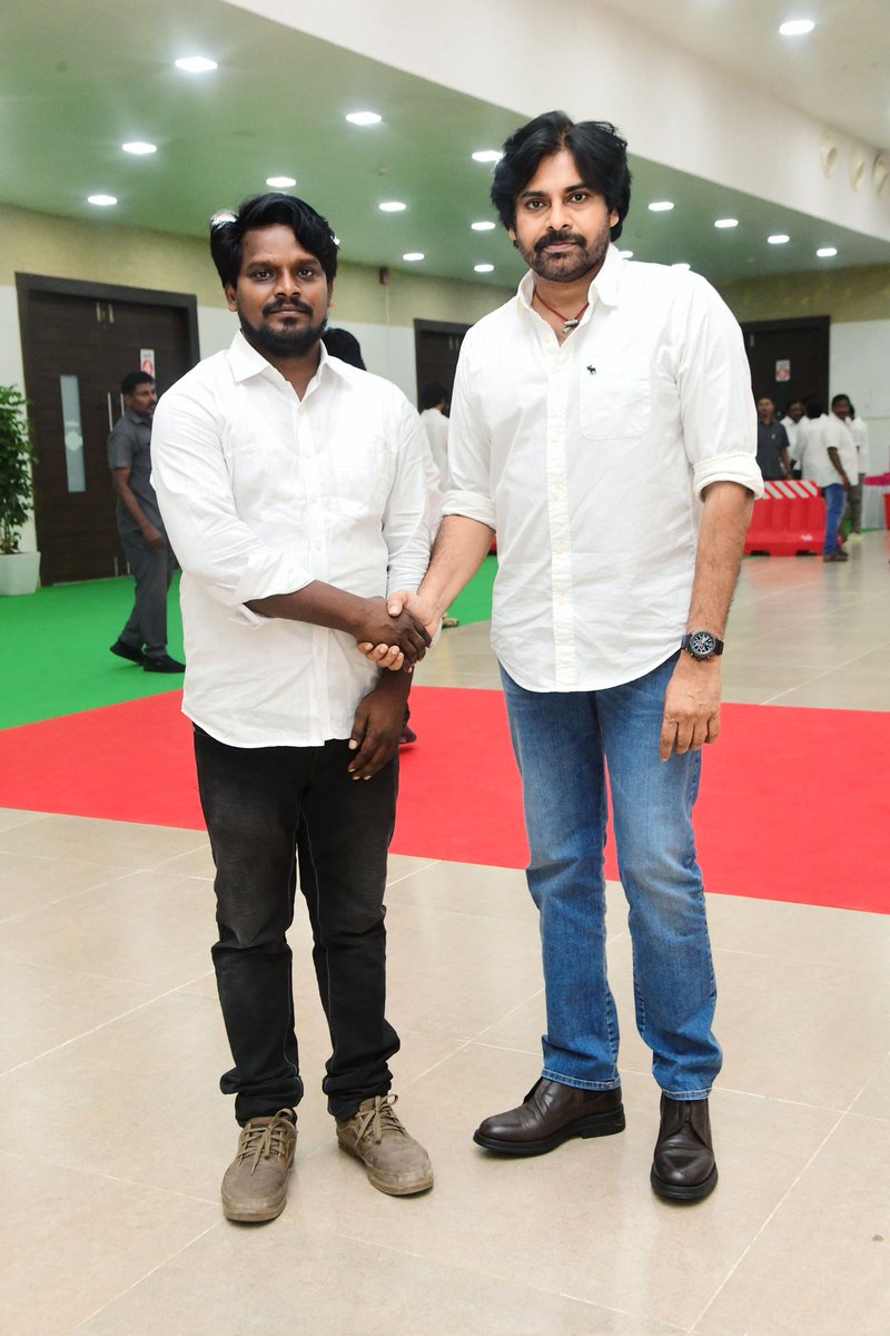 BandiNa89217274's tweet photo. నిన్న జనసేన అధినేత శ్రీ పవన్ కల్యాణ్ గారిని మర్యాద పూర్వకంగా మంగళగిరి పార్టీ ఆఫీస్ లో కలవడం జరిగింది తనకు మద్దతుగా జగ్గయ్యపేట లో పోలీస్ లు అడ్డుకున్నపుడు  ఉన్నందుకు అభినందించడం జరిగింది https://t.co/2JnnTZnpq4