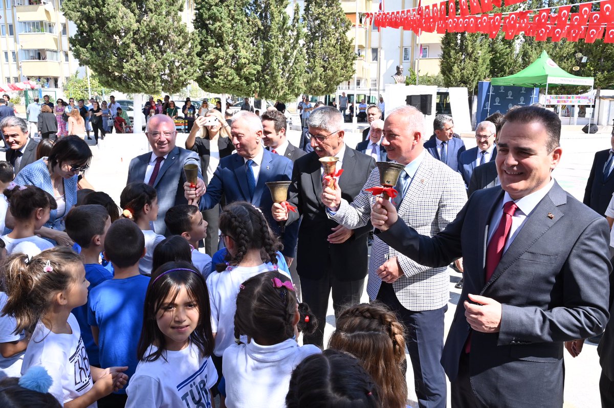 mugla_mem's tweet photo. 2023-2024 EĞİTİM ÖĞRETİM YILININ İLK DERS ZİLİ ÇALDI✔️ 🔔

Yeni Eğitim Öğretim Yılı Açılışı ve İlköğretim Haftası Kutlama Programı Türdü 100. Yıl İlkokulunda düzenlendi.

Muğla Valimiz Sn. @idrisakbiyik, İl Protokolü ile birlikte yeni eğitim öğretim yılının ilk ders zilini çaldı. https://t.co/ReTLE403cm