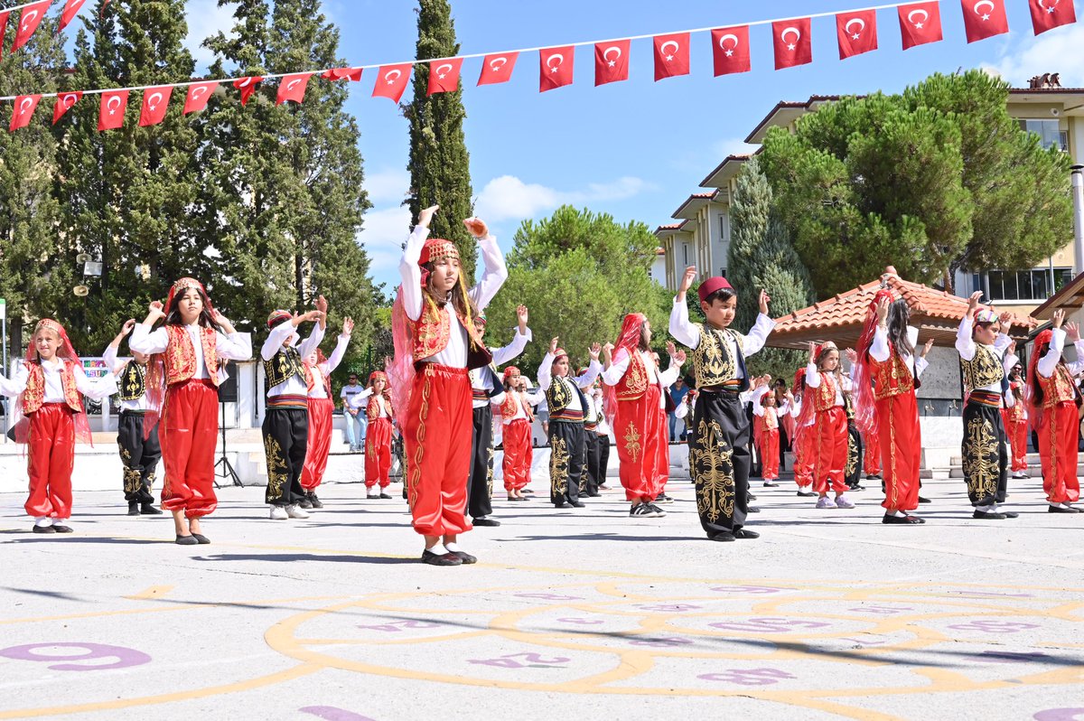 mugla_mem's tweet photo. 2023-2024 EĞİTİM ÖĞRETİM YILININ İLK DERS ZİLİ ÇALDI✔️ 🔔

Yeni Eğitim Öğretim Yılı Açılışı ve İlköğretim Haftası Kutlama Programı Türdü 100. Yıl İlkokulunda düzenlendi.

Muğla Valimiz Sn. @idrisakbiyik, İl Protokolü ile birlikte yeni eğitim öğretim yılının ilk ders zilini çaldı. https://t.co/ReTLE403cm