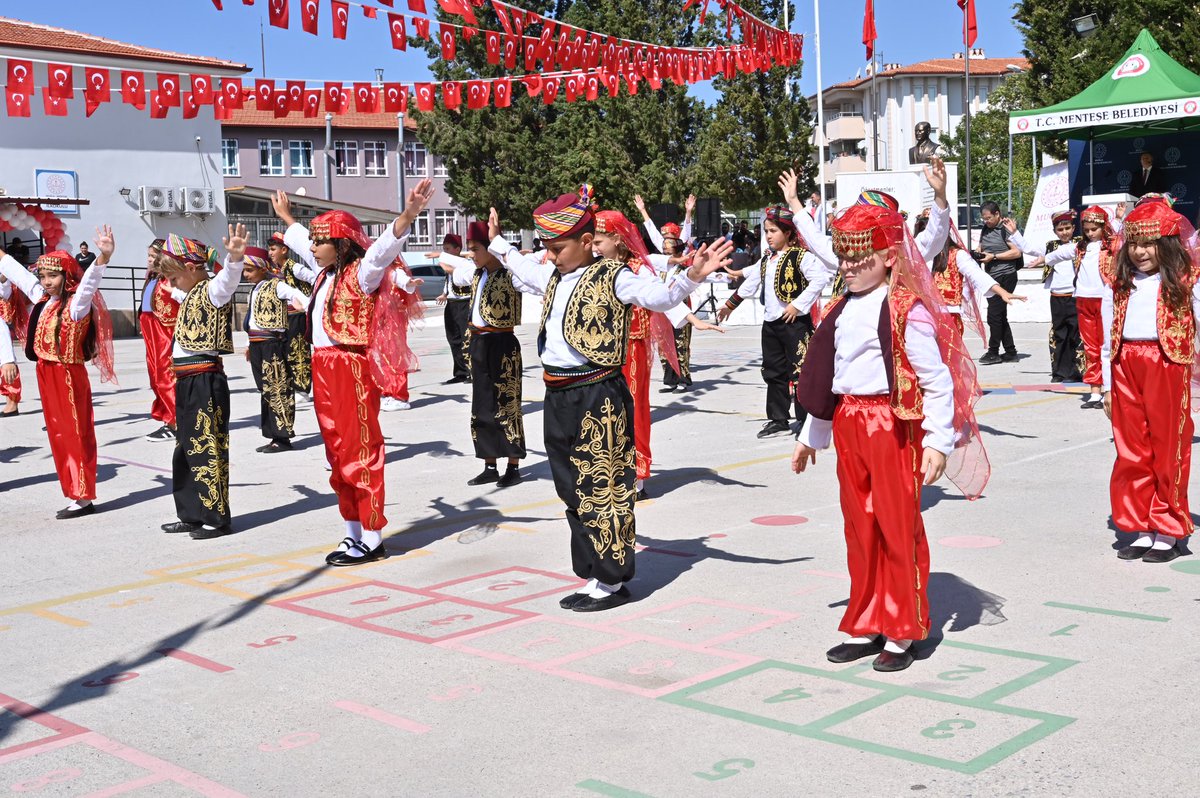 mugla_mem's tweet photo. 2023-2024 Eğitim Öğretim Yılı Açılışı ve İlköğretim Haftası Kutlama Programı, Saygı Duruşu ve İstiklal Marşı’mızın okunmasıyla başladı.

Türdü 100. Yıl İlkokulu 4. Sınıf öğrencilerimiz bu sene okula yeni başlayan kardeşlerine çiçek takdim etti.

@tcmeb @tcmuglavaliligi @emrecay55 https://t.co/6h71IUURWf