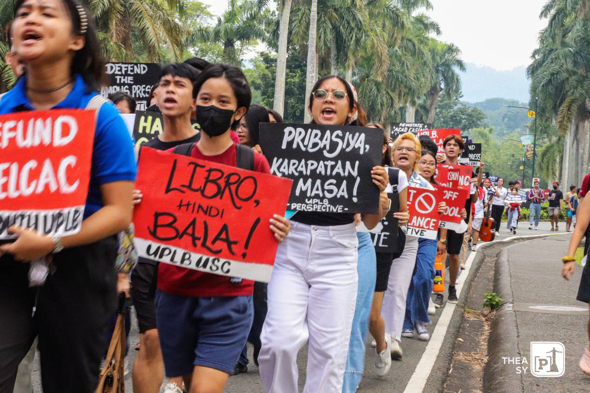 uplbperspective's tweet photo. Nagkaroon ng snake rally na sinundan naman ng isang programa na sumentro ang panawagan sa sunod-sunod na kapalpakan sa registration system ngayong semestre, seguridad, panggigipit ng estado sa mga human rights defenders, at ang 2.97 bilyong budget cut sa UP.
#FirstSemRage https://t.co/GgOJi0S4ak