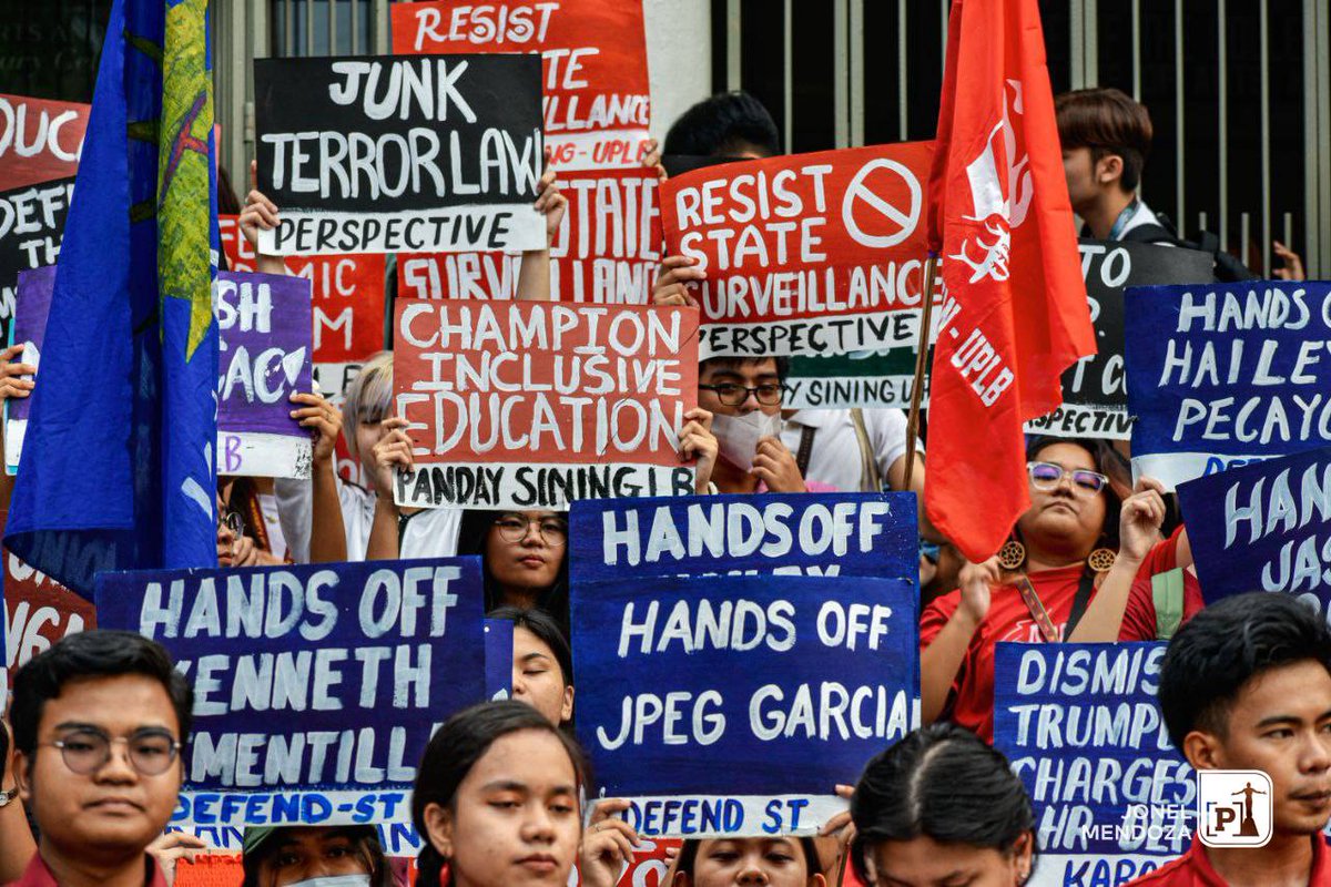 uplbperspective's tweet photo. Nagkaroon ng snake rally na sinundan naman ng isang programa na sumentro ang panawagan sa sunod-sunod na kapalpakan sa registration system ngayong semestre, seguridad, panggigipit ng estado sa mga human rights defenders, at ang 2.97 bilyong budget cut sa UP.
#FirstSemRage https://t.co/GgOJi0S4ak