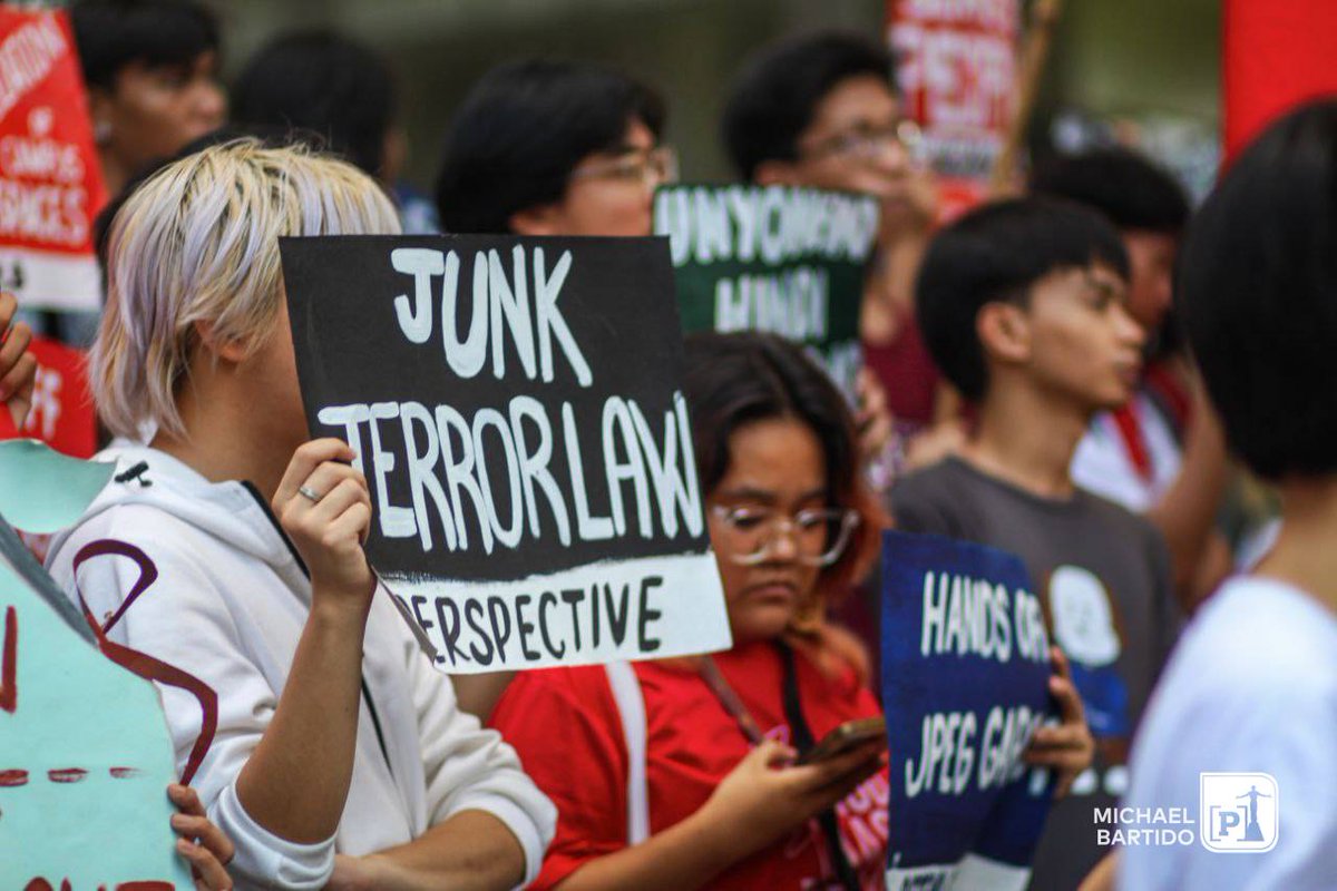 uplbperspective's tweet photo. Kulturang Ugnayan ng Kabataan Alay sa Bayan (KULAYAN) UPLB, GABRIELA Youth UPLB, UPLB Babaylan, NNARA YOUTH UPLB, LFS UPLB, SAKBAYAN UPLB, YAPJUST UPLB, Church Among the Palms, (2/3)
#FirstSemRage
#IgpawPasulongUPLB
#DefendTheDefenders https://t.co/5J83zegw2S