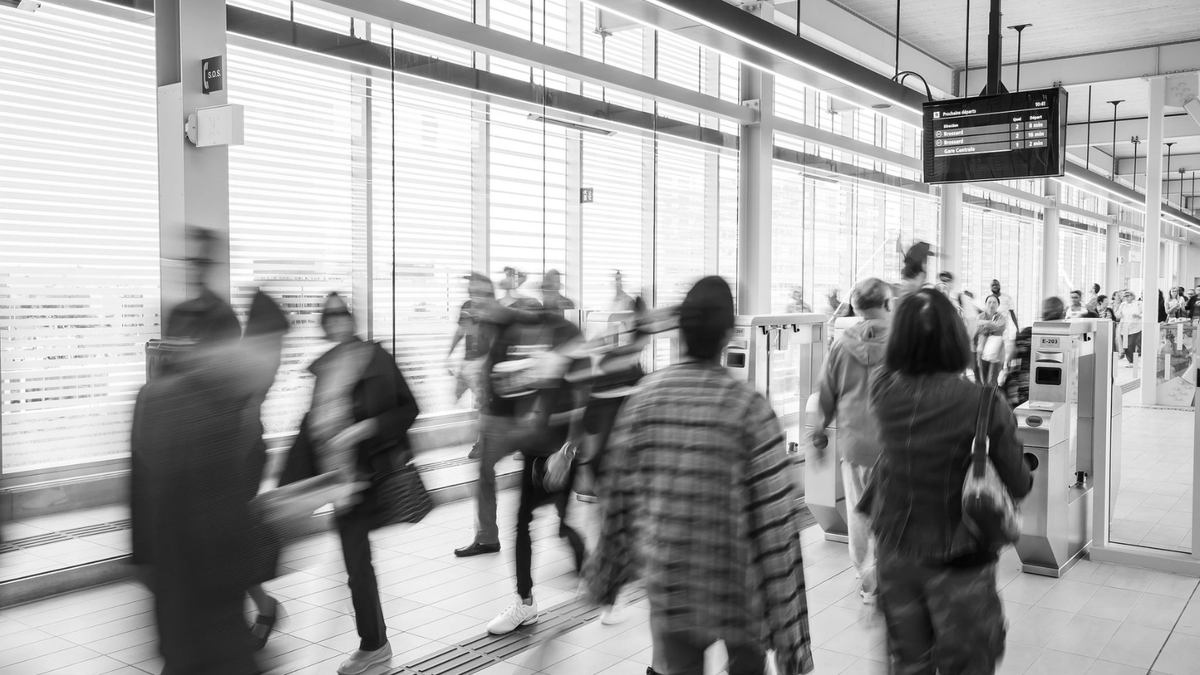 REMgrandmtl's tweet photo. Ce matin, vers 8h, nous avons dépassé le cap du millionième déplacement à bord du REM! En moyenne, il y a plus de 30 000 passages quotidiens depuis l'inauguration en juillet dernier. #REMmtl https://t.co/bCLprbwt7l