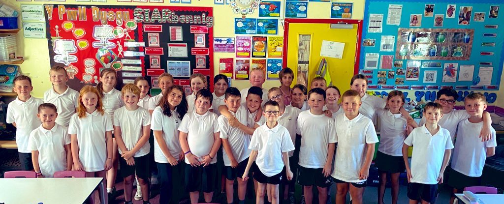 YPwllGloBA's tweet photo. Digon o wenu ar wynebau plant #ypwllglo ar ddiwedd eu hwythnos gyntaf yn ôl ym Mro Allta! Ymlaen â ni! / Plenty of smiles on the faces of #ypwllglo at the end of their first week back in Bro Allta! Onwards and upwards! @EAS_Cymraeg https://t.co/gN4qe2OHZL