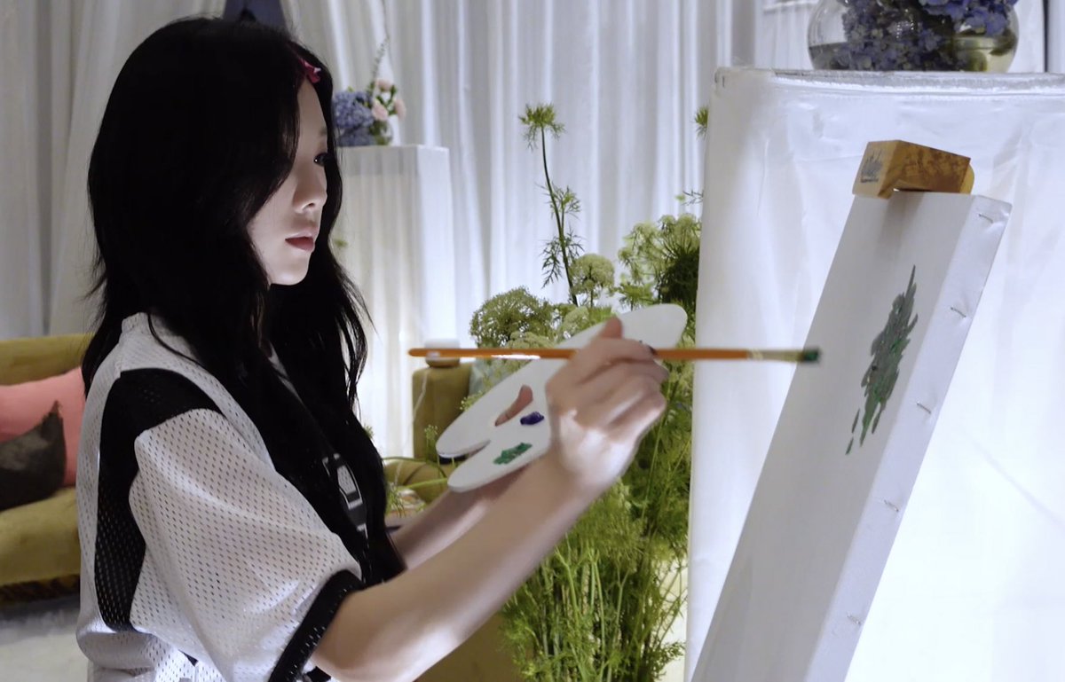 taeyeonfile's tweet photo. kim taeyeon the only artist i know 👩🏻‍🎨 https://t.co/OOB49eMsj9