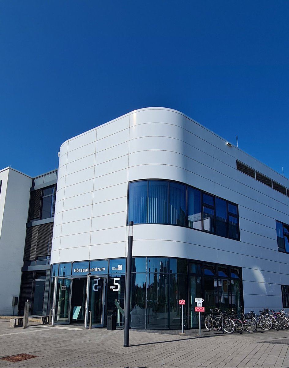 Noch 7 Tage bis zur #AGMB2023. Das Hörsaalzentrum strahlt in der Sonne und wartet auf Euch / Sie.