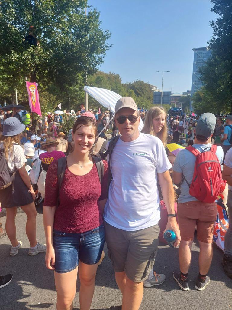 GroenLinks België op de A12 afgelopen zaterdag. Dag 1 van de dagelijkse blokkade tot de fossiele subsidies afgeschaft zijn (what do we want? Climate justice! ✊When do we want it? Prinsjesdag! 👑)