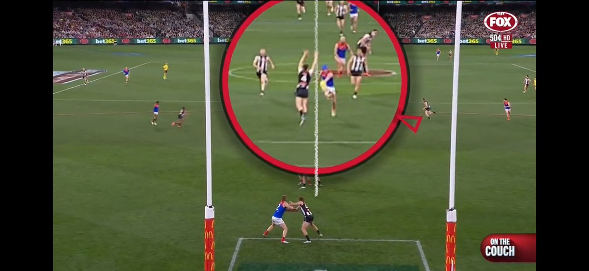 jalamara's tweet photo. @Thomo_Grant  the moment Maynard attempts to jump and smother the ball, he can no longer change where he falls. These 2 screenshots show Brayshaw moves ever so slightly to his right after disposing of the ball, leaving Maynard no option but to brace for contact. https://t.co/XkPe3NNk2j