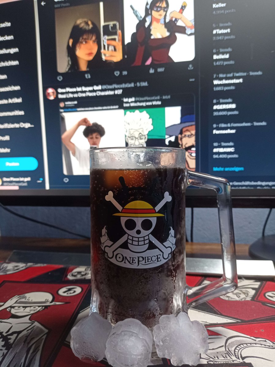 OnePieceGeil's tweet photo. In meinen One Piece Zimmer, auf meinen One Piece Tisch, trinke ich aus meinen One Piece Krug, mit meinen One Piece Eiswürfeln, One Piece Super Cola, während ich auf eure One Piece tastische Nachrichten eingehe und One Piece Charaktere mit euch vergleiche 🥛🦜🏴‍☠️👒 https://t.co/Gwpb425mES