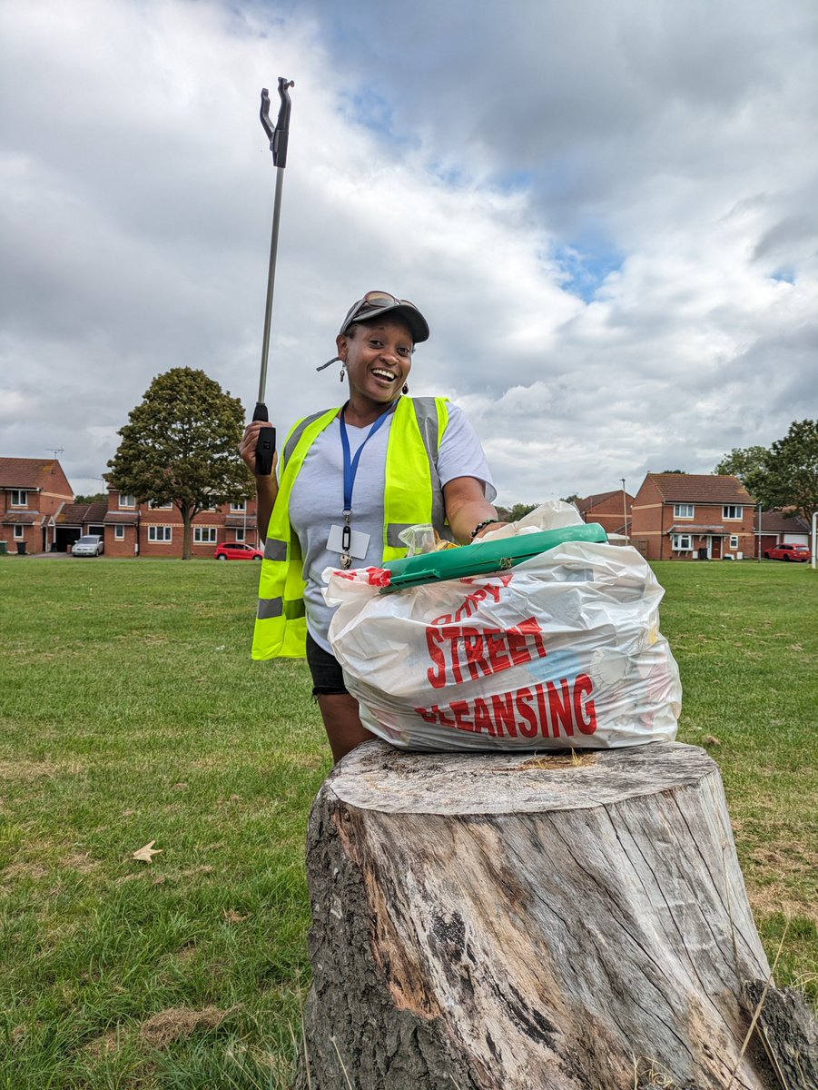 The Scott Avenue green is looking a lot tidier today after some #litter picking by a local resident and the lovely Wanja from our Blackbridge team. But we need more help! Come and join us every Monday from 10am to 12.30pm, starting at the #Podsmead Hub.