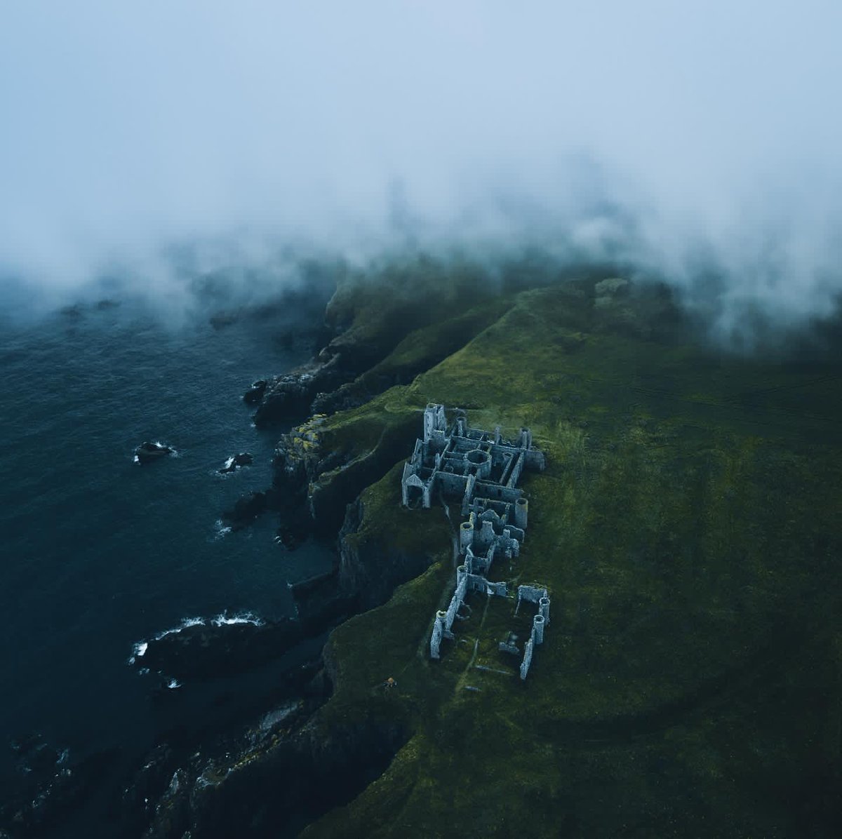 Scotland 🏴󠁧󠁢󠁳󠁣󠁴󠁿 
#timetoexplore #scotland #castlesofscotland #cliffside #droneshot #lakeview #forestphotography #landscapephotography #landschaftsfotografie #wanderfolk #explorepage #trailtoadventure #nomadict #weroamgermany #foggymorning #dronephoto #schottland