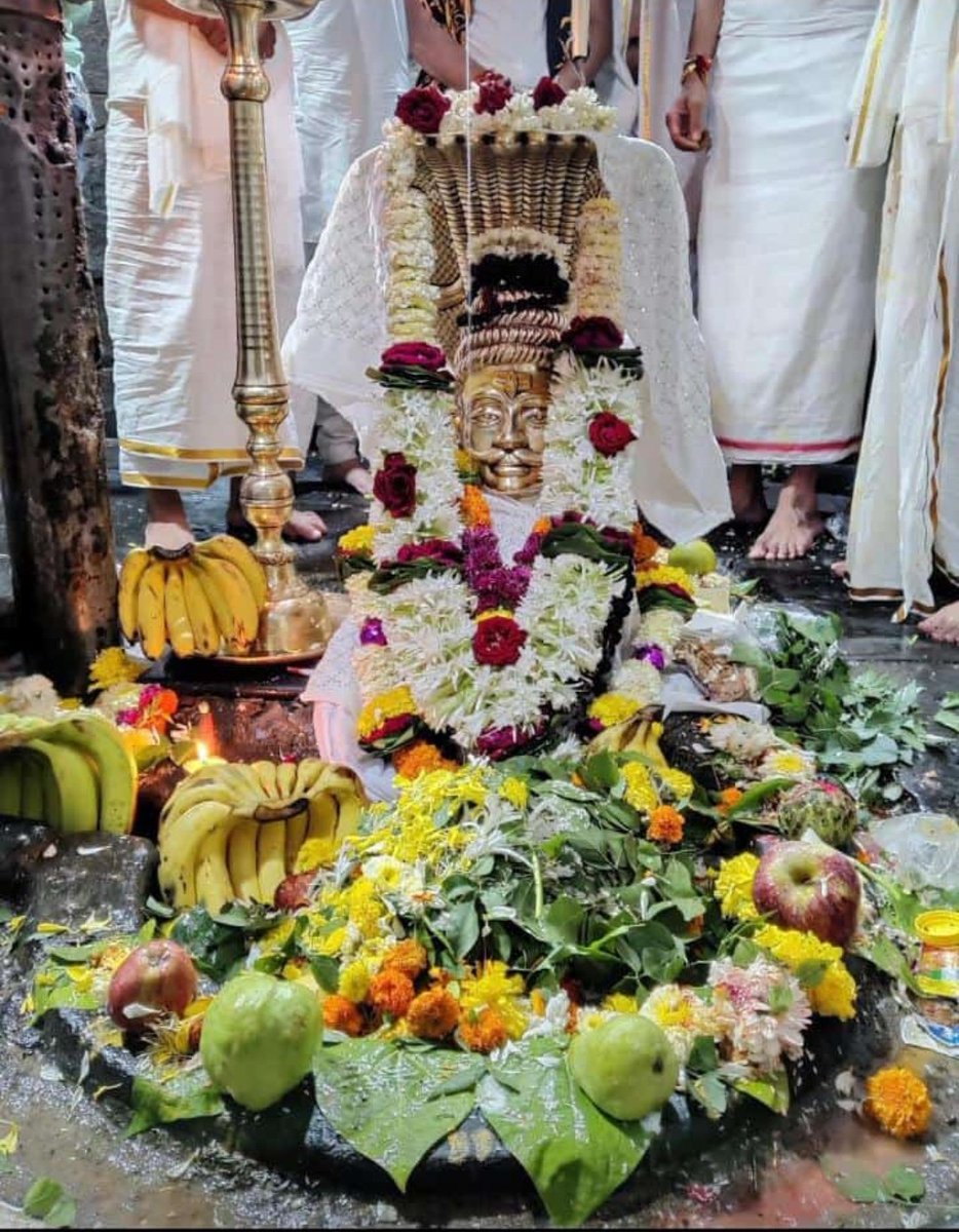 shivmandir_ASI's tweet photo. आज दिनांक ११/०९/२०२३ रोजी श्रावण सोमवार निम्मित पुरातन शिवमंदिर अंबरनाथ येथील महादेवाचे स्वर्गमय रूप

 #पुरातन_शिवमंदिर_अंबरनाथ
 #श्रावण_सोमवार https://t.co/sx7K3CiRIz