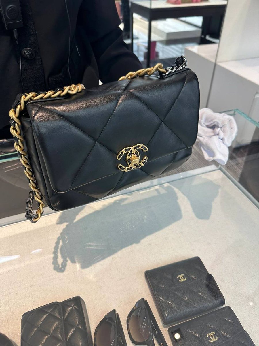 Cele_peacock9's tweet photo. Elegance, style, and a touch of Chanel - the perfect recipe for timeless allure. ✨👜 
#ukreng
#Wilko
#RWC23
#England
#XL Bully
#Kohli
#Djokovic 
#chanel
#shopping 
#ChanelChic https://t.co/I2VRZIPHpz