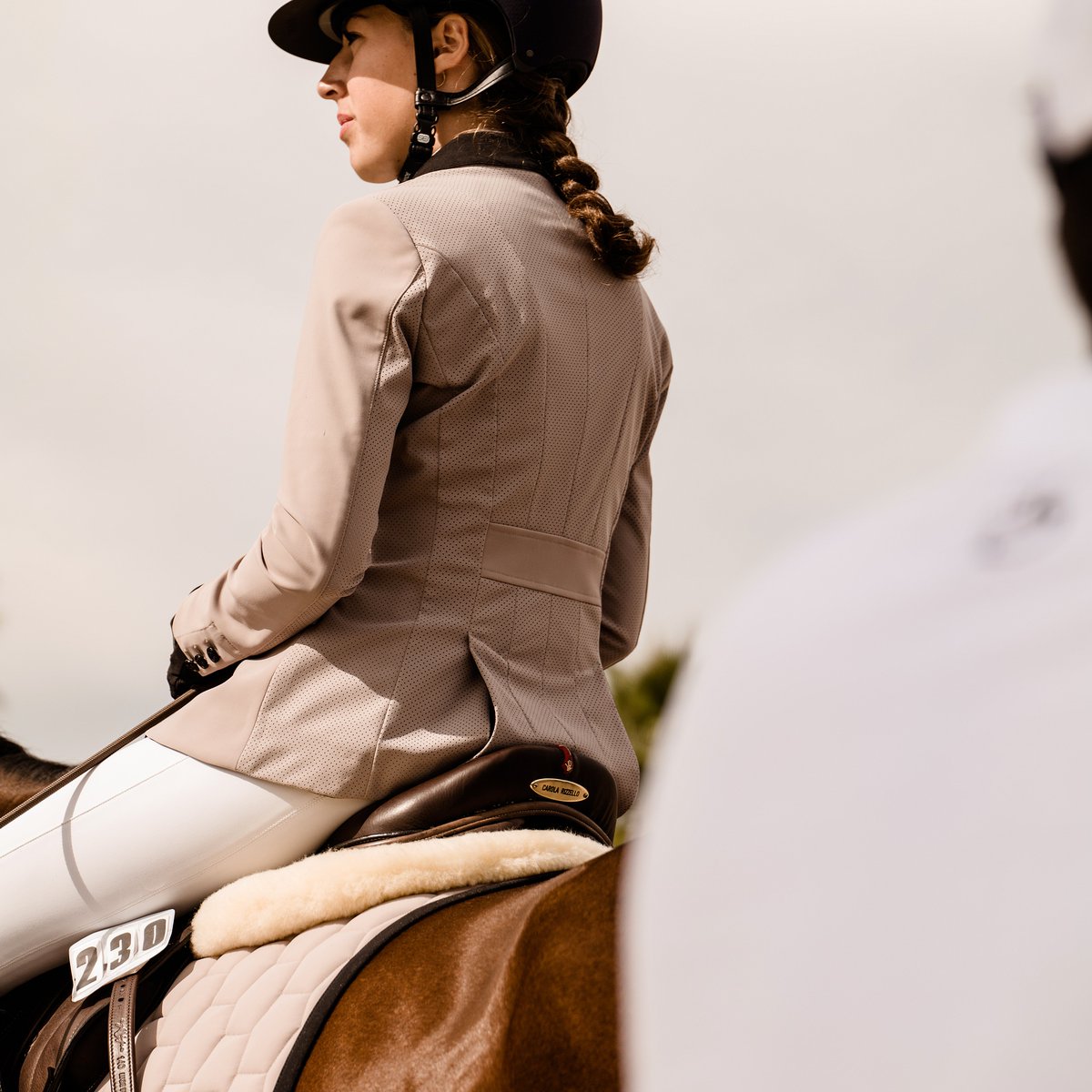Add some quiet luxury to your Autumn show style...

Some more shots showcasing the stunning NEW Cavalleria Toscana GP Show Jacket in the colour Cacao. 

Traditional, elegant and eye-catching.

#Equiport #Equestrian #CavalleriaToscana #RidingJacket #ShowJacket #ShowStyle