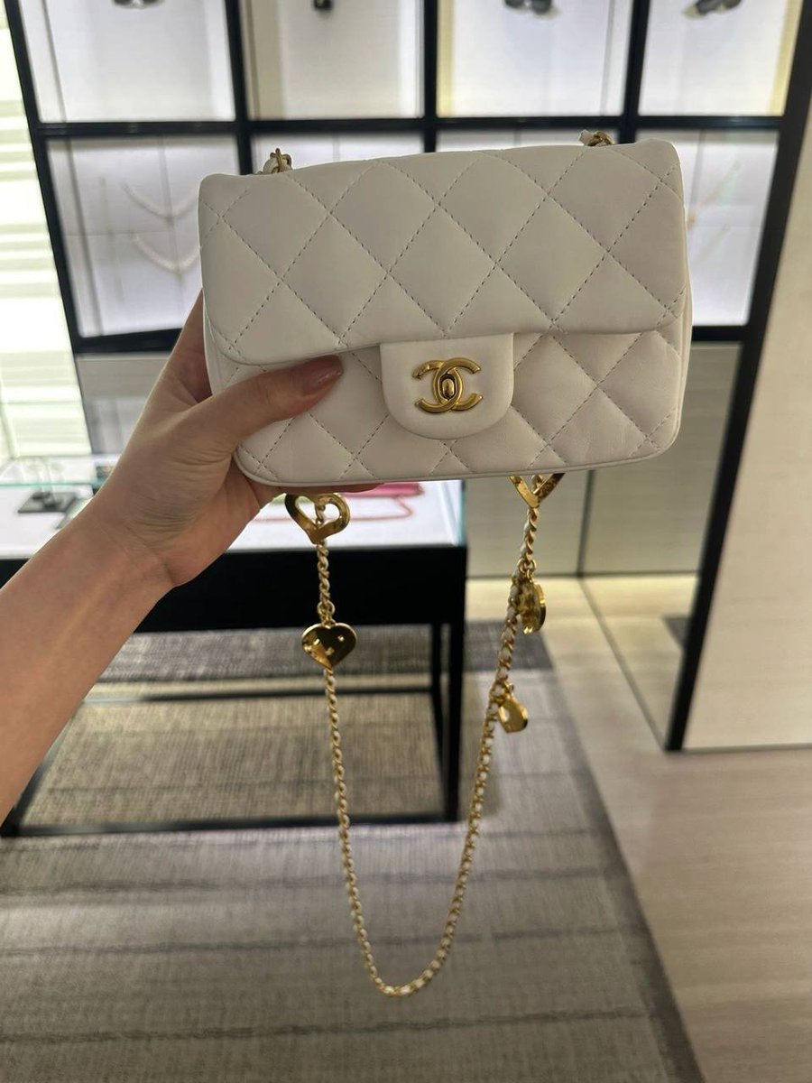 Cele_peacock9's tweet photo. Elegance, style, and a touch of Chanel - the perfect recipe for timeless allure. ✨👜 
#ukreng
#Wilko
#RWC23
#England
#XL Bully
#Kohli
#Djokovic 
#chanel
#shopping 
#ChanelChic https://t.co/I2VRZIPHpz