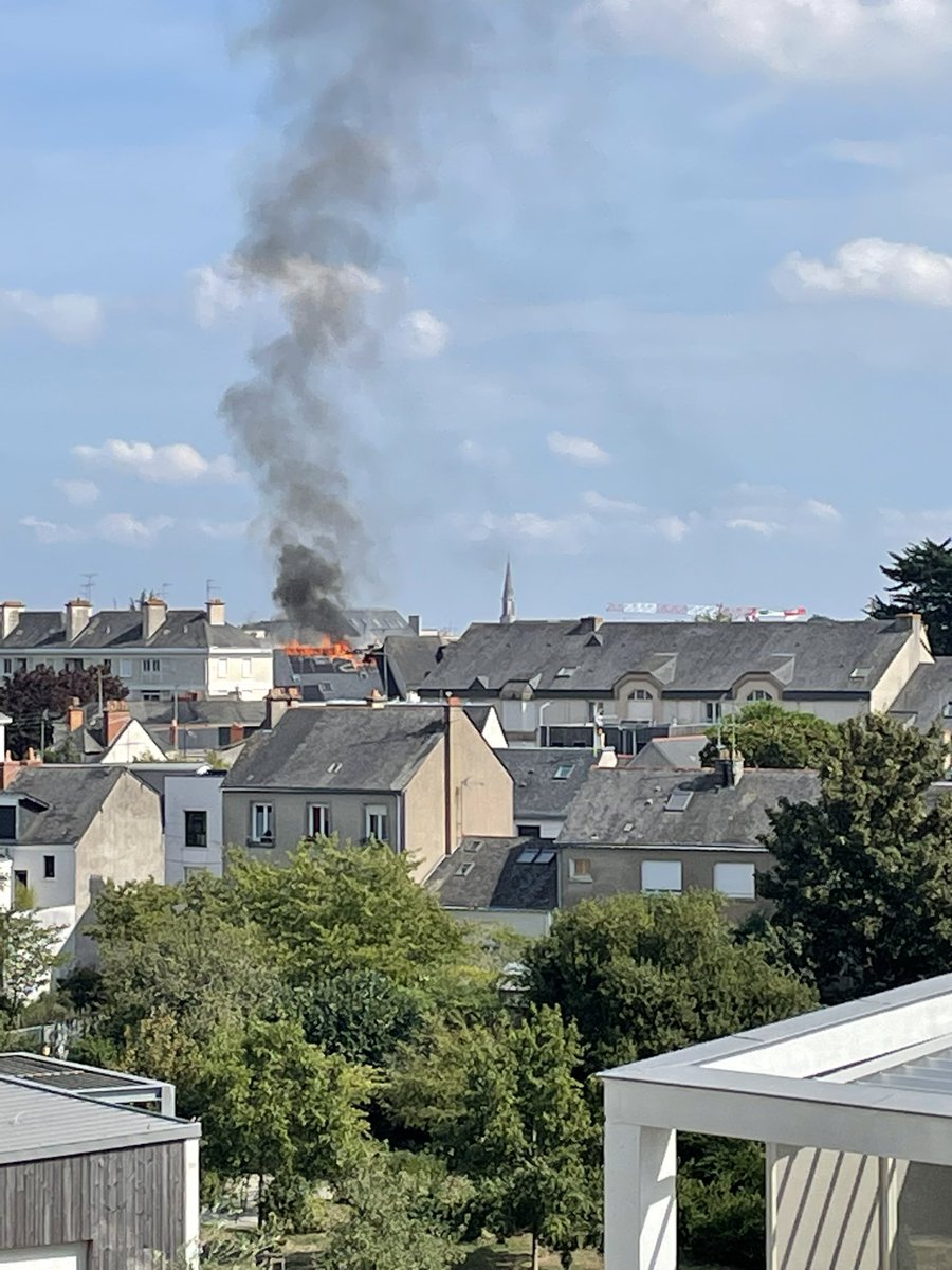 Énorme incendie en cours à #Angers 😟