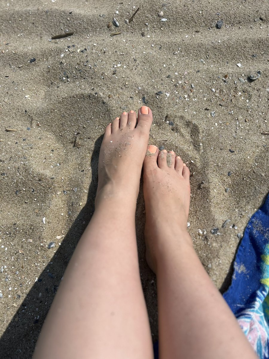 Nothing like your toes in the sand 

#feetpicsforsale #sexyfeet #prettytoes #outsidefeet #sandyfeet #footworshi̇p #littletoes #arches #paintedtoes #dirtyfeet #beachfeet #footkink #footfetish #feetfinder #sendtips #picsforsale #feetcontent