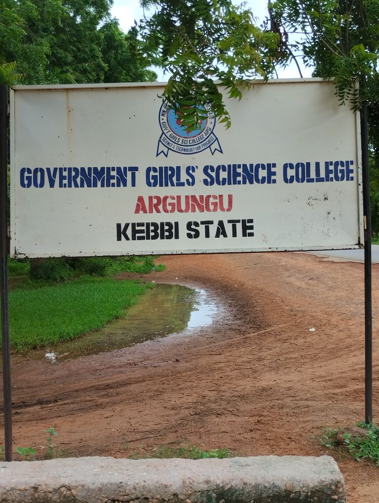 TrackaNG's tweet image. On March 11, 2022, N5.6m was paid to Chillayah Nigeria Limited for the Supply of School Mattresses to Government Girls Comprehensive College Secondary School, Argungu, Kebbi State.

We tracked and report that 100 students’ mattresses have been supplied and already in use by the…