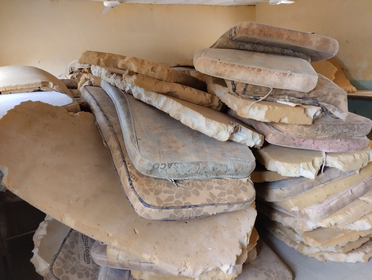 TrackaNG's tweet image. On March 11, 2022, N5.6m was paid to Chillayah Nigeria Limited for the Supply of School Mattresses to Government Girls Comprehensive College Secondary School, Argungu, Kebbi State.

We tracked and report that 100 students’ mattresses have been supplied and already in use by the…