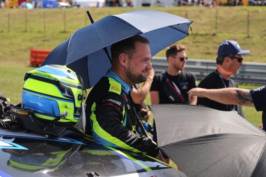 Some pics of the home hero Martin Doubek for the <a href="/EuroNASCAR/">NASCAR Euro Series</a> round in Most Autodrome 🚗💨

Of course, wearing Lucky helmet🍀

#Nascar #helmet #Arai

<a href="/nascar_cz/">NASCAR-live.eu</a>
<a href="/worldofnwes/">World of EuroNASCAR</a>