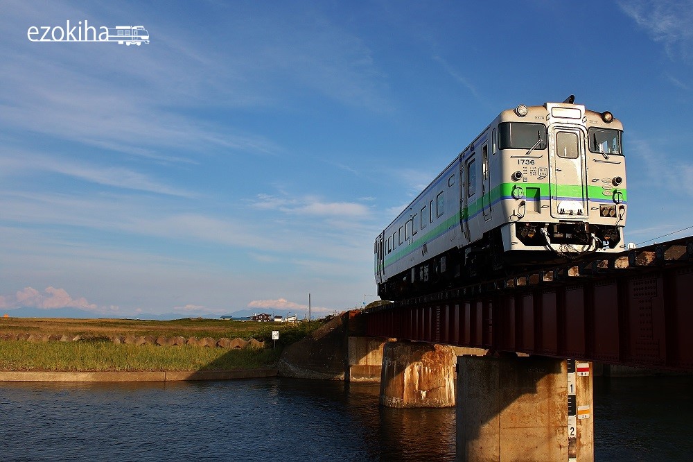 「10年前、この日は釧網本線の列車の撮影に午後から自転車で藻琴界隈へ。夕暮れの逆光」|エゾキハ@イラスト展4/16~4/23のイラスト