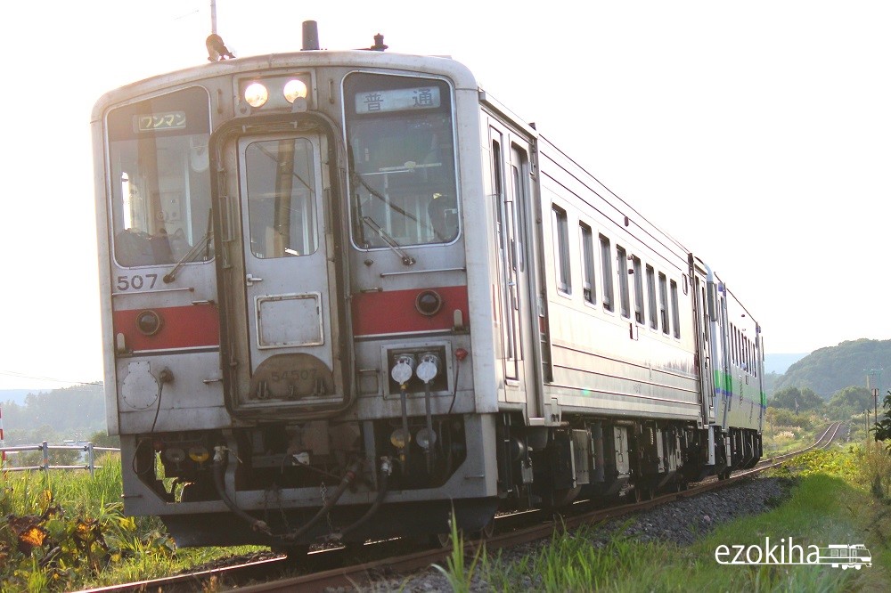 「10年前、この日は釧網本線の列車の撮影に午後から自転車で藻琴界隈へ。夕暮れの逆光」|エゾキハ@イラスト展4/16~4/23のイラスト