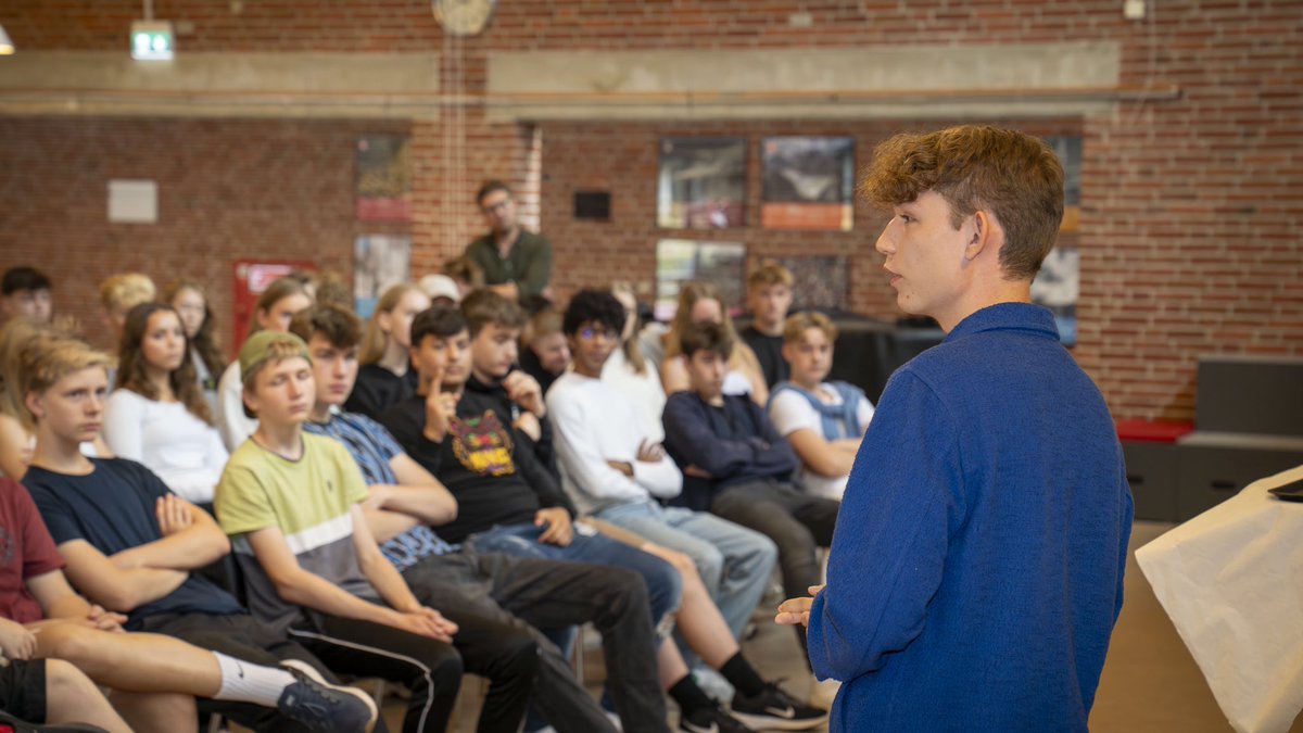 Næsten 500.000 danskere har problemer med gambling, og flere unge falder i fælden. Derfor besøgte jeg i dag en række 9. klasser med <a href="/JeppeBruus/">Jeppe Bruus</a> og <a href="/mossalski/">Marcus Mossalski</a>. Tendenserne starter allerede i folkeskolen, og det skal vi have gjort noget ved 👾

#dkpol #uddpol