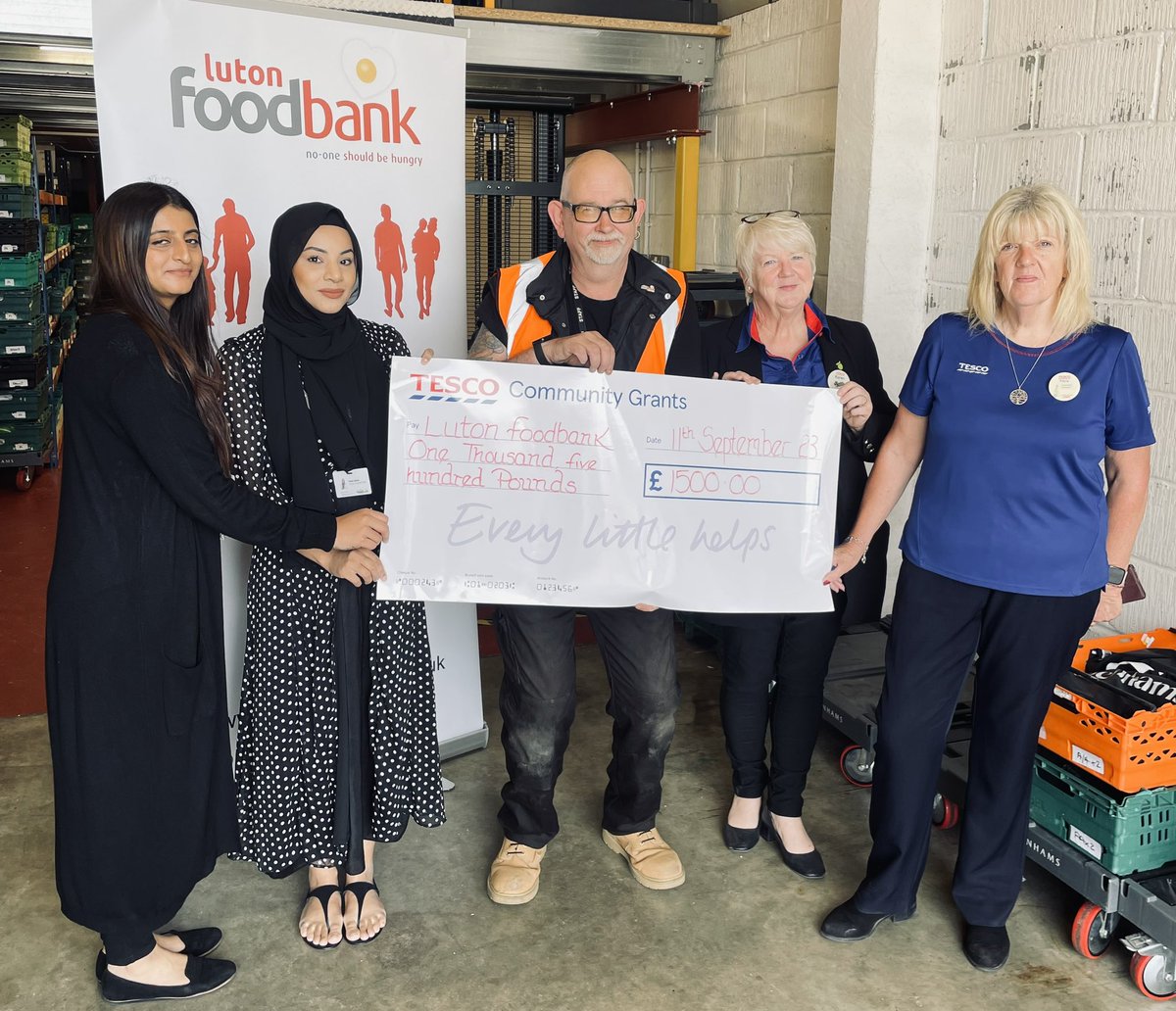 Congratulations to @LutonFoodbank receiving £1500 from @Tesco Community Grant. Thank you to all our customers at Tesco Dunstable for voting 🔵🔵🔵 We are proud to support our local community ❤️💙@SalmaLFB @AmarAzam