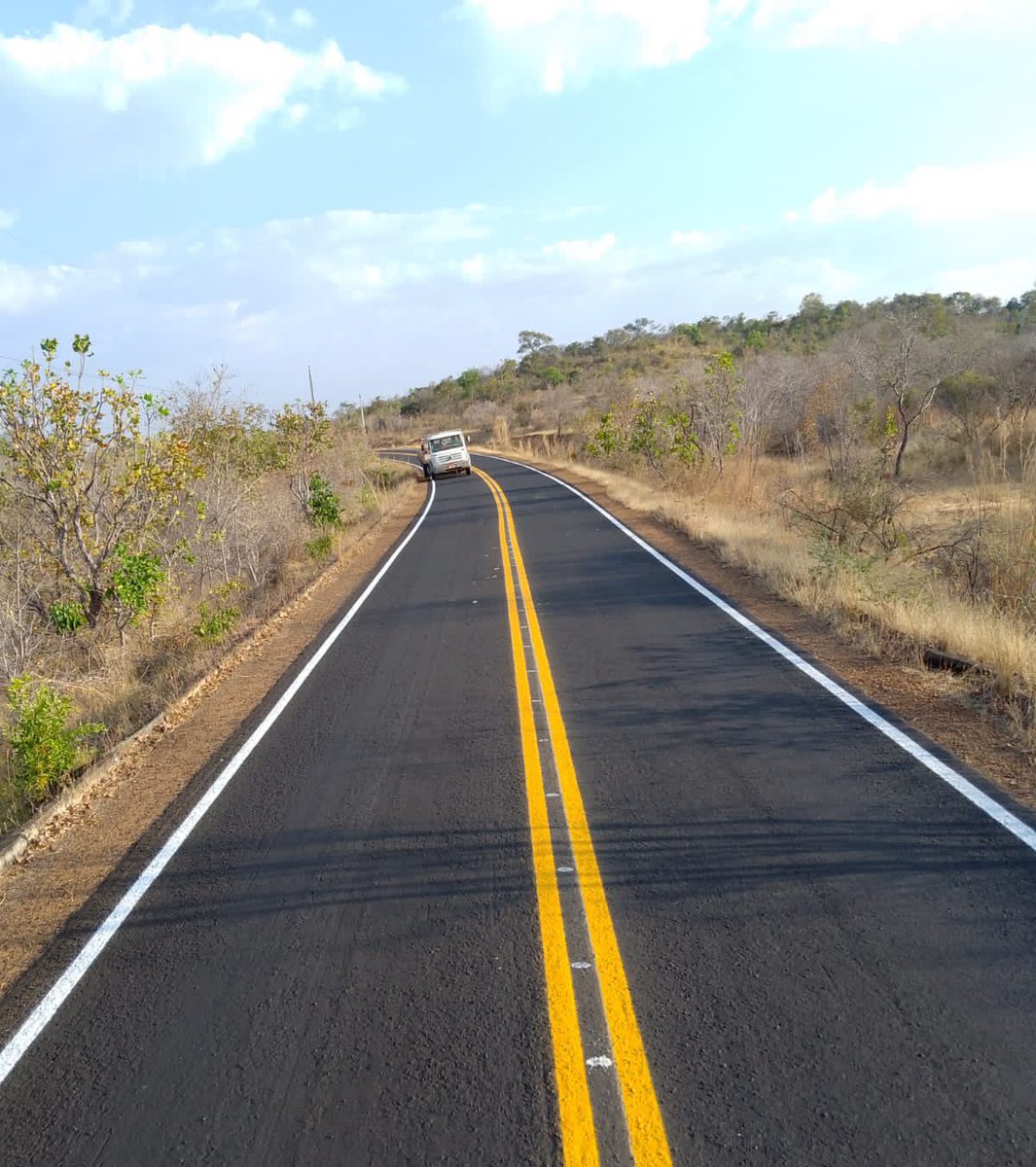 leosobrals's tweet photo. O trecho de 13 km da rodovia também recebeu recapeamento asfáltico, drenagem, limpeza e tapa-buraco, investimento do @GovernodoPi de quase R$ 5 milhões. É mais uma estrada que faz parte do #EstradasSeguras, o maior programa de conservação e manutenção da história do Piauí! https://t.co/6oquksS3QD