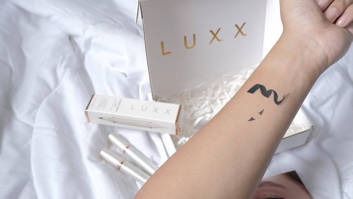 peposaha's tweet photo. ต้องมีติดกระเป๋าเลอ LUXX liner pro ในเซ็ทมี 2 แท่ง 4 ด้าม ชอบตรงที่มีด้ามลบไเนอร์เวลาเราเขียนพลาด ลบง่ายมาก และมี wing liner ที่แสตมป์ก็ได้หางคมๆ สวยๆ เลย ทำให้มันแต่งหน้าได้ง่ายขึ้นอ่ะ #HowtoPerfect #liner #LUXXstoreThailand https://t.co/sqbkyMReQc