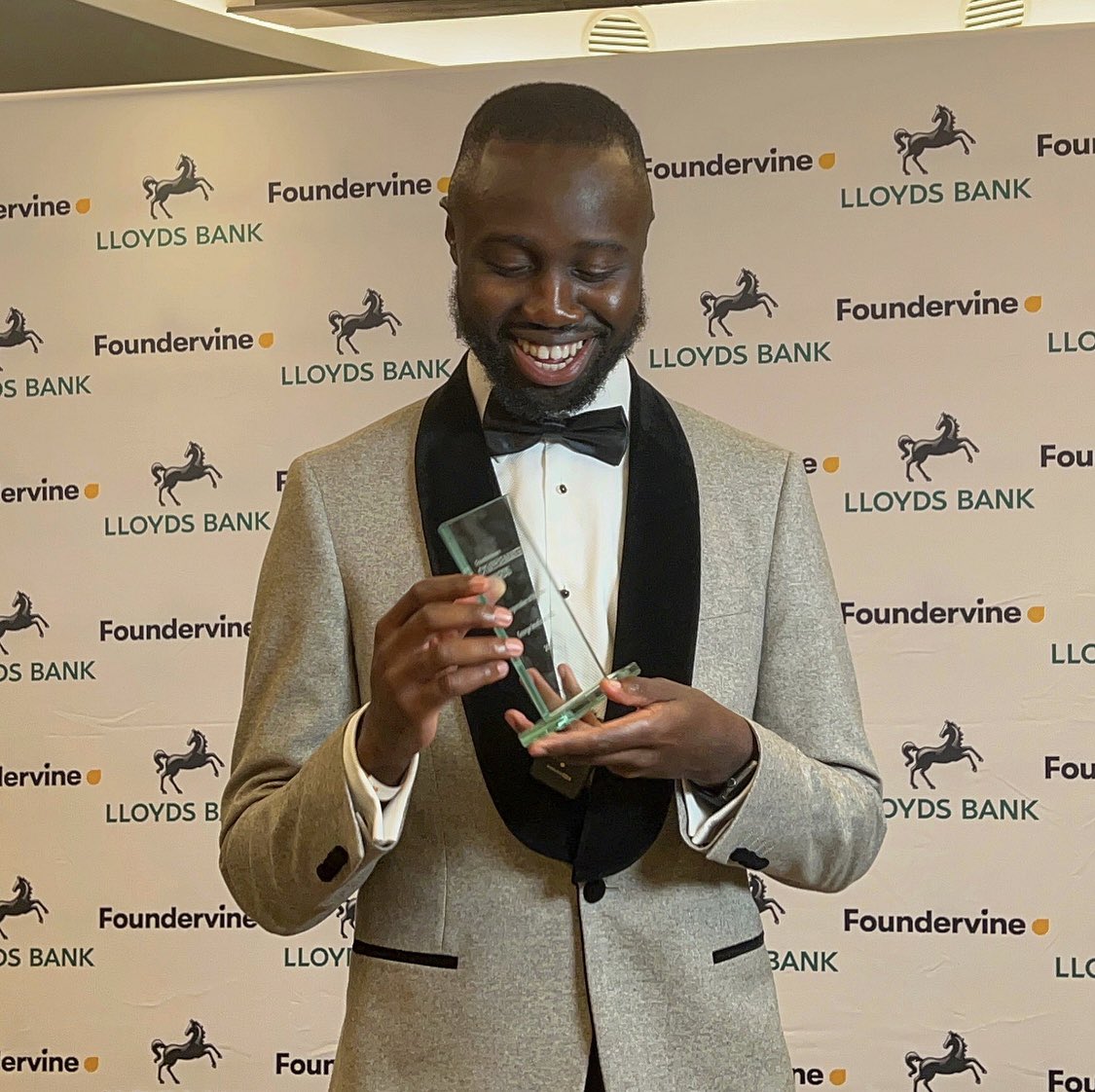 Huge thanks to @foundervine and @LloydsBank for the recognition. Chuffed to have won the ‘Changemaker of the Year Award’!! 🤯🙌🏾🏆 To truly transform anything, it takes a village so THANK YOU, and God for continuing to use me 🙏🏾 The marathon continues! 🏁 #TheKidFromPeckham