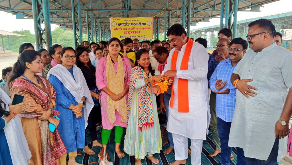 आज हरदा में मध्यप्रदेश पटवारी संघ की मांगों को सुना और उनके ज्ञापन के विषय में माननीय मुख्यमंत्री जी से चर्चा हेतु आश्वस्त किया, इस दौरान पटवारी बहनों ने राखी बांधकर शुभकामनाएं दीं, मैं मां नर्मदा से सभी बहनों के स्वस्थ, सुखद और दीर्घायु जीवन की कामना करता हूं।