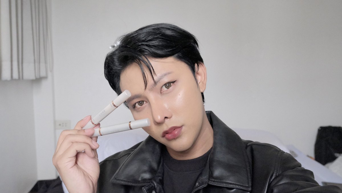 peposaha's tweet photo. หัวลบก็คือที่!!! เลิฟมาก ตอนนี้คือมีติดกระเป๋าตลอดเอาไว้ Touch up ช่วยให้ตาคมสวย เฉี่ยวทั้งวัน 

#HowtoPerfect #luxxstorethailand #eyeliner #liner https://t.co/tVXu3ZTjR8