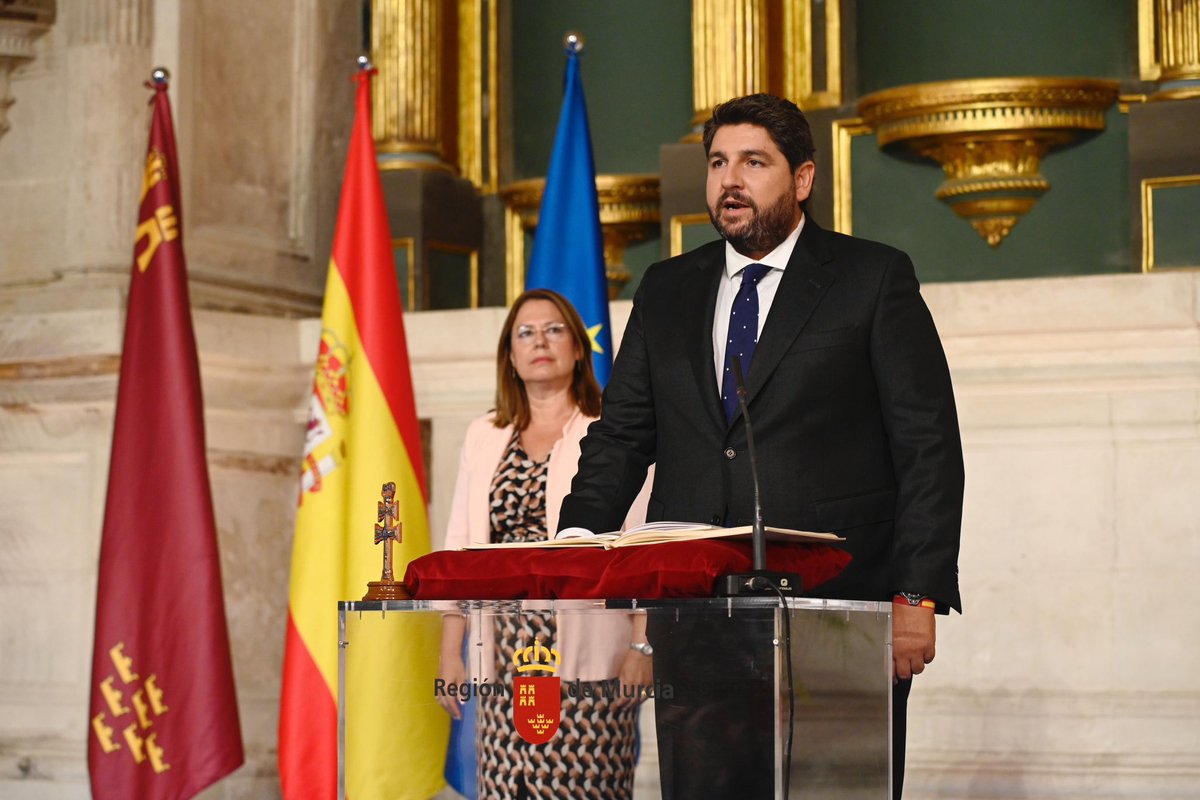 ViolanteTomas's tweet photo. Enhorabuena presidente @LopezMirasF por volver a liderar el gobierno de la mejor tierra del mundo; nuestra #RegióndeMurcia 
Estoy convencida que, como has dicho y repetido, la bandera de tu presidencia será la igualdad y la libertad y que nada ni nadie te hará dar un paso atrás. https://t.co/eB5dA16Vlq