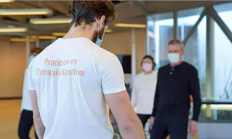 MNHmutuelle's tweet photo. Au Centre Hospitalier d'Argenteuil, des patients sous #chimiothérapie en soins ambulatoires suivent un programme d’activités physiques adapté pour combattre la #maladie et ses effets indésirables.
Découvrez notre article #MNHMag 👇 https://t.co/gasqwKTPJz https://t.co/LnFNDAZxWK