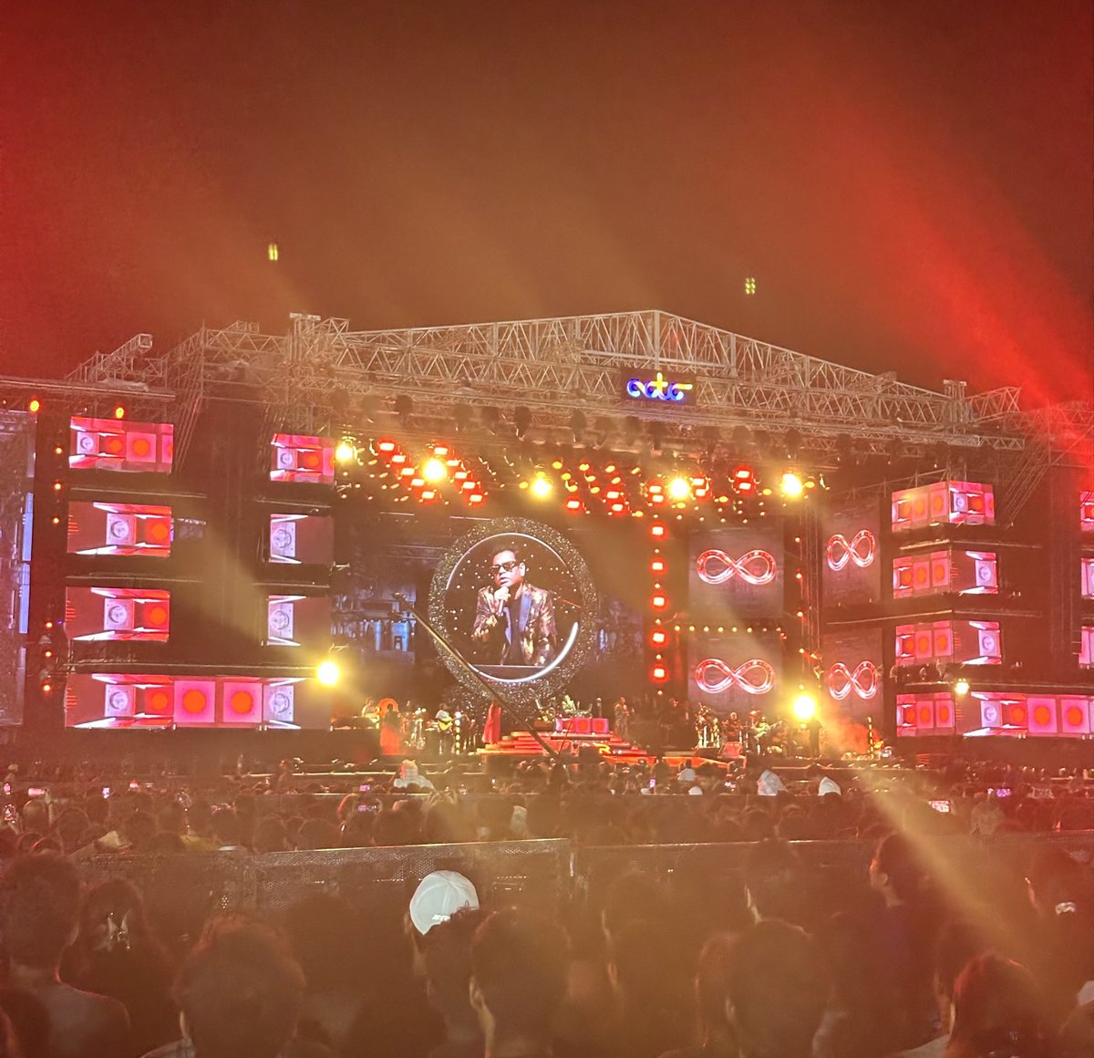 kavinilavan_m's tweet photo. Its very hard to perform for 4 hours without taking a single break. Witnessed the legend’s commitment of love towards his fans.Thanks for this wholesome experience  sir.
Viewers who wr planned for the event wisely hd enjoyed the event fully♥️
⁦⁦@arrahman⁩ ⁦⁦⁦⁦ https://t.co/td9XrjRg0a
