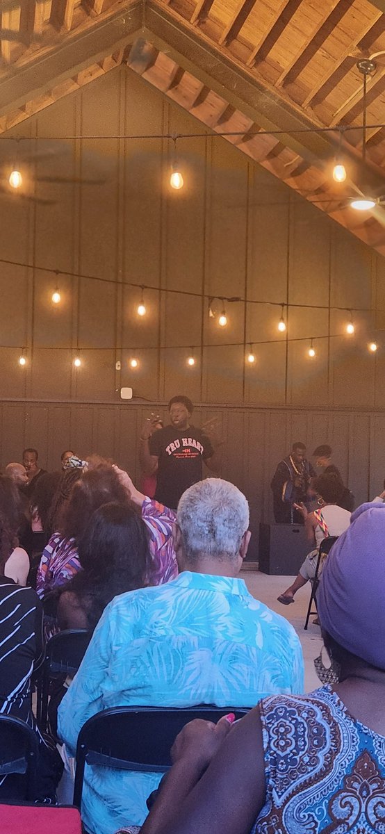 Bravo, <a href="/art_prevails/">Art Prevails Project</a>, for the amazing #BardinBars performance! South Florida is fortunate to have such a talented art collective! Thank you,  <a href="/DariusVDaughtry/">Darius V. Daughtry</a> and all Art Prevails contributors, for your vision and dedication to the arts! 🔥👏 It was great seeing <a href="/regalpoete/">RegalPoete</a> ❤️