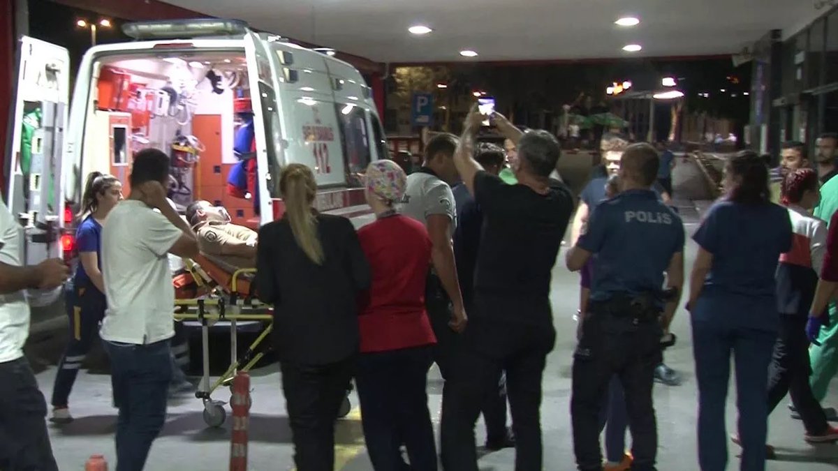 Kıymetli dostlar, bildiğiniz üzere geçtiğimiz 8 eylül gecesi saat 04.30 sıralarında İzmir’de Çarşı ve Mahalle Bekçisi bir kardeşimiz gelen ihbar üzerine gittiği olay yerinde vurularak yaralanmış, vuran şahıs ise yakalanmıştı. 

İzmir’den tarafıma bu konuyla ilgili çok sayıda