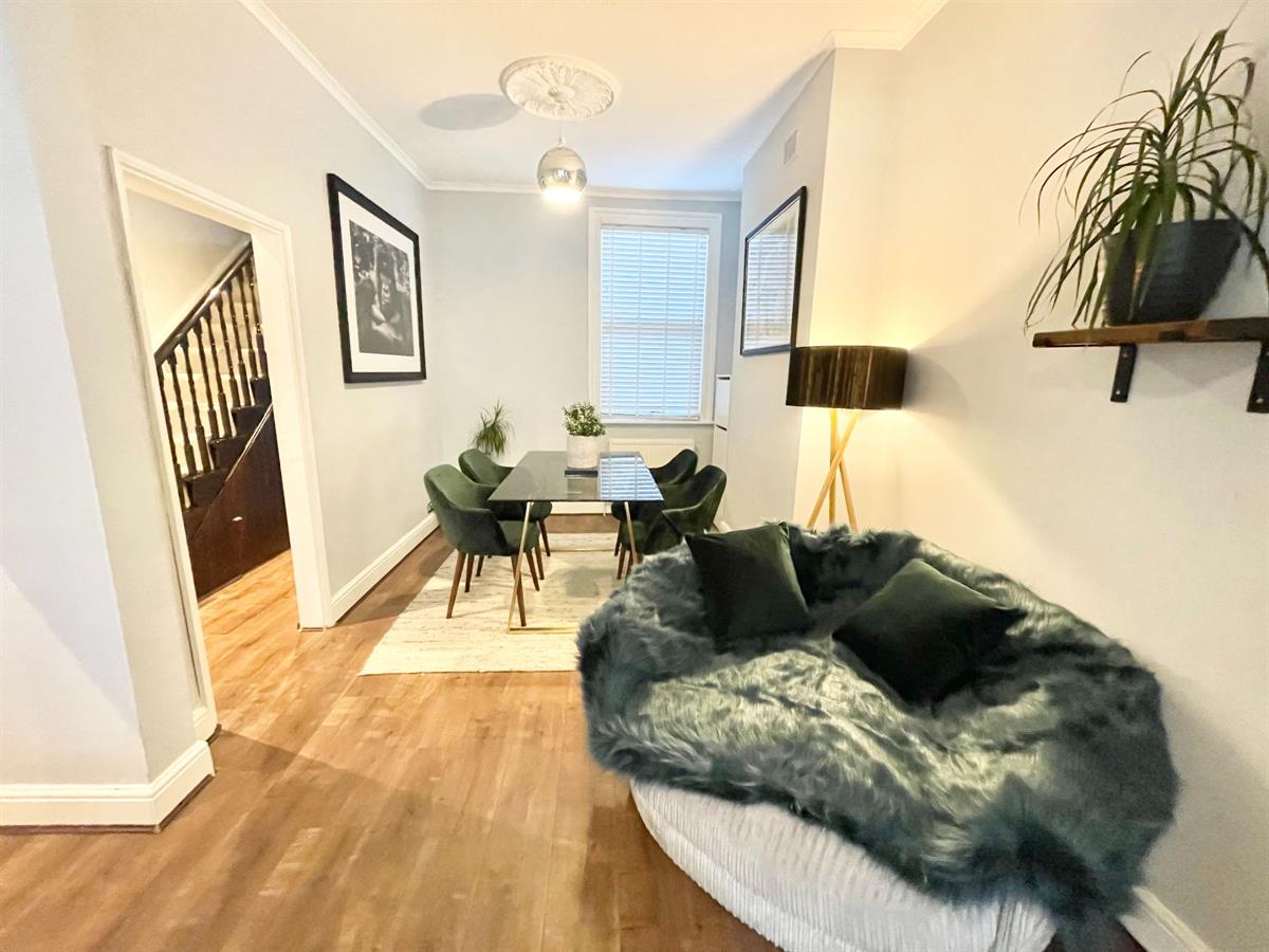 truthestates's tweet photo. New to market - 3 Bed Terraced House, Brathway Road, London, £1,000,000. View details: https://t.co/JYEEEXvMcs #houseforsale #putney #sw18 https://t.co/KY3qVtlHZk