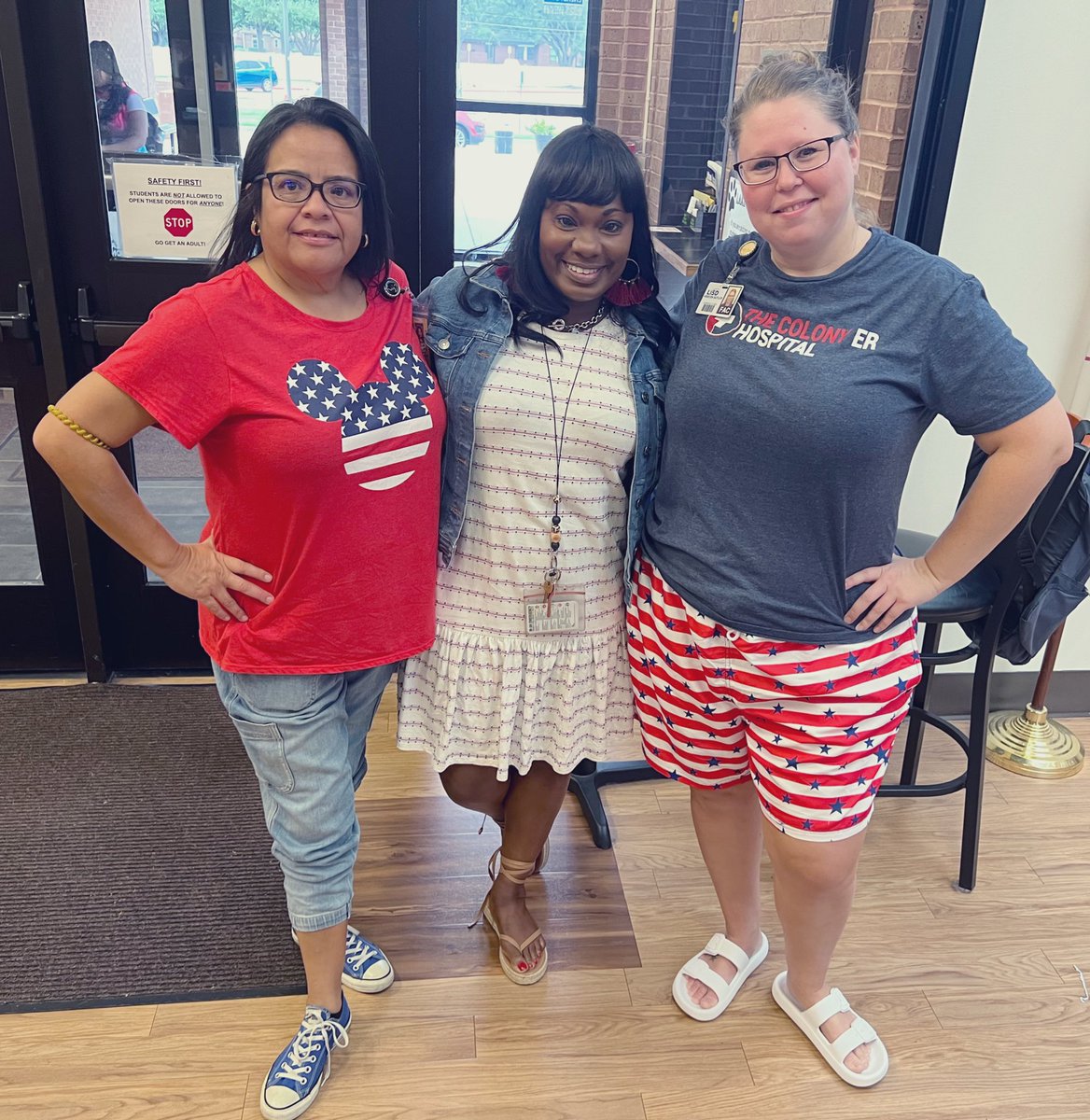 Red, white, and blue <a href="/LakeviewMS/">Lakeview MS</a> for <a href="/lisdbekind/">LISD Kindness</a> Kindness week!!