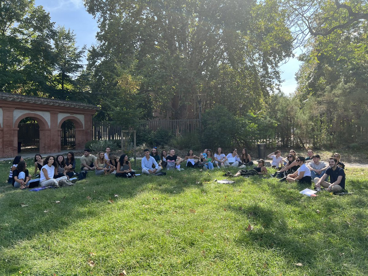 1er cours aéré avec la promo nouvelle des M2 du master Droit de la sante et leur mascotte ;-) <a href="/UTCapitole/">Université Toulouse Capitole</a> @Fac_droit_tlse <a href="/DroitUt1/">Master Droit de la Santé - UT1</a>