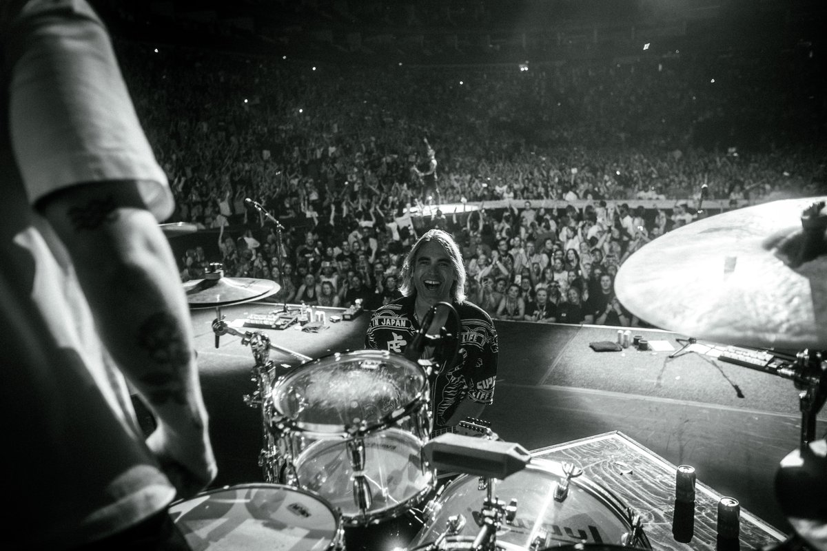 Busted's tweet image. LONDON that was incredible. And we get to do this with you two more times. Insane. 27th September and 10th October we go again 🤘🏻