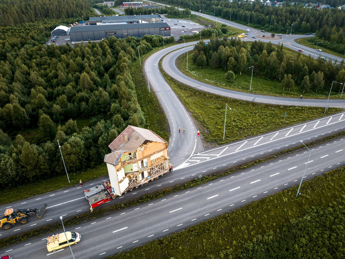 WesleyOverklift's tweet photo. Här är en av mina favoritbilder från husflytten i somras. Detta hus från Bergmansgatan i #Malmberget delades faktiskt upp i två delar. Ser nästan ut som ett dockhus, eller hur? 😅
#husflytt #urbantransformation #samhällsomvandling #gällivare #lkab https://t.co/NBgrKqDVba