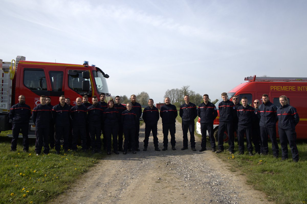 sdis08's tweet photo. C'est l'histoire de 2 amis,🧑🚒adjudants-chefs professionnels #Sdis02 et🧑🚒volontaires en qualité de "chef de centre", qui mutualisent les actions pour recruter des #SPV. LTN Stéphane PIZZANELLI à #SignyLePetit #sdis08 et ADC Virgile FRANZETTI à #Watigny #sdis02 #OnEnParleBientôt https://t.co/kvw9P6ard2