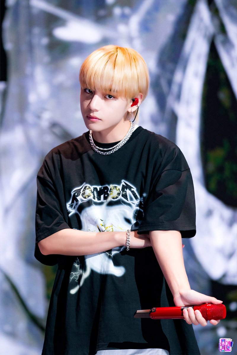 btspicstwt_'s tweet photo. [📸 PHOTOS] 

#V's Solo Debut | SBS Inkigayo — #RainyDays performance https://t.co/MIWVSYv6oD