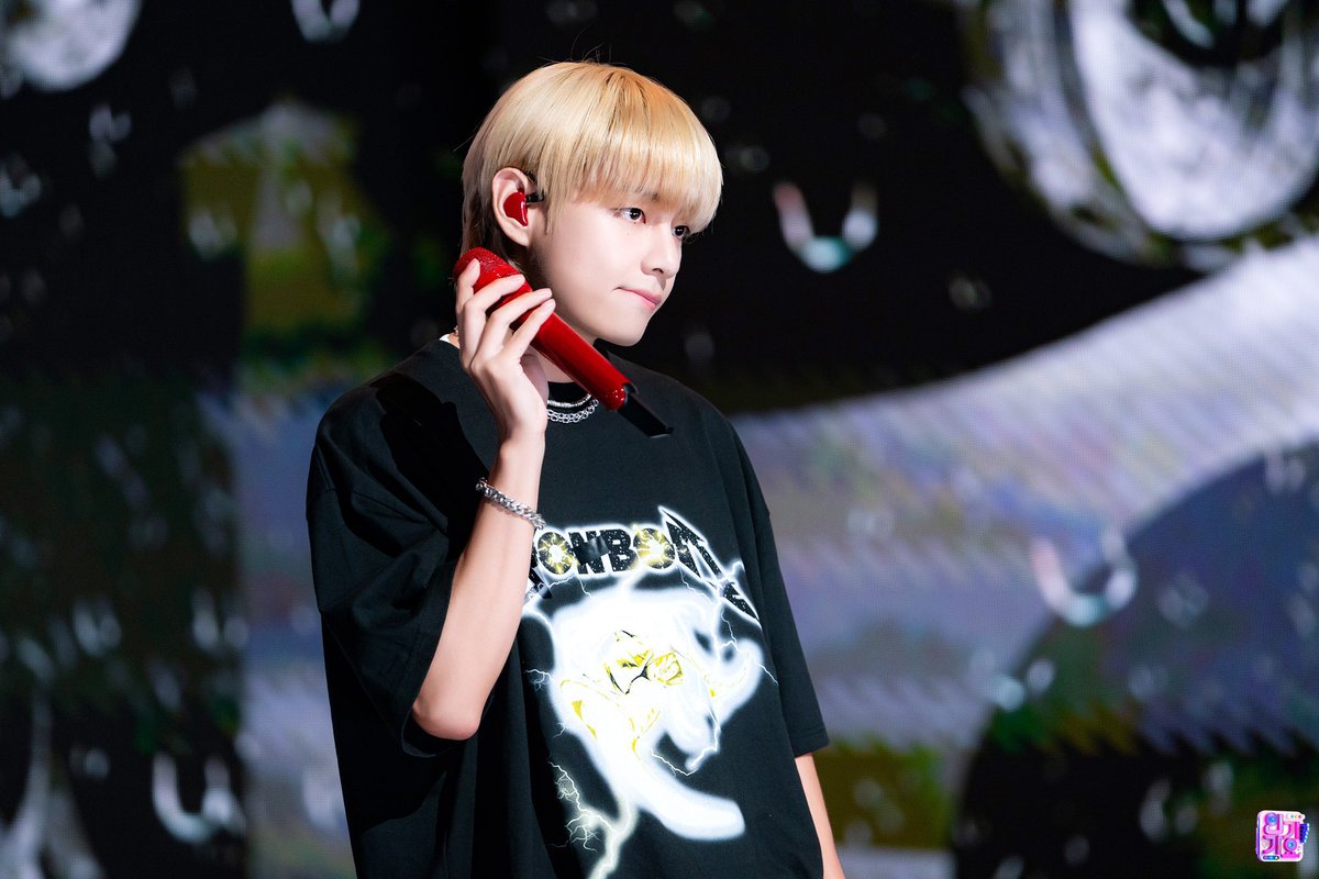 btspicstwt_'s tweet photo. [📸 PHOTOS] 

#V's Solo Debut | SBS Inkigayo — #RainyDays performance https://t.co/MIWVSYv6oD
