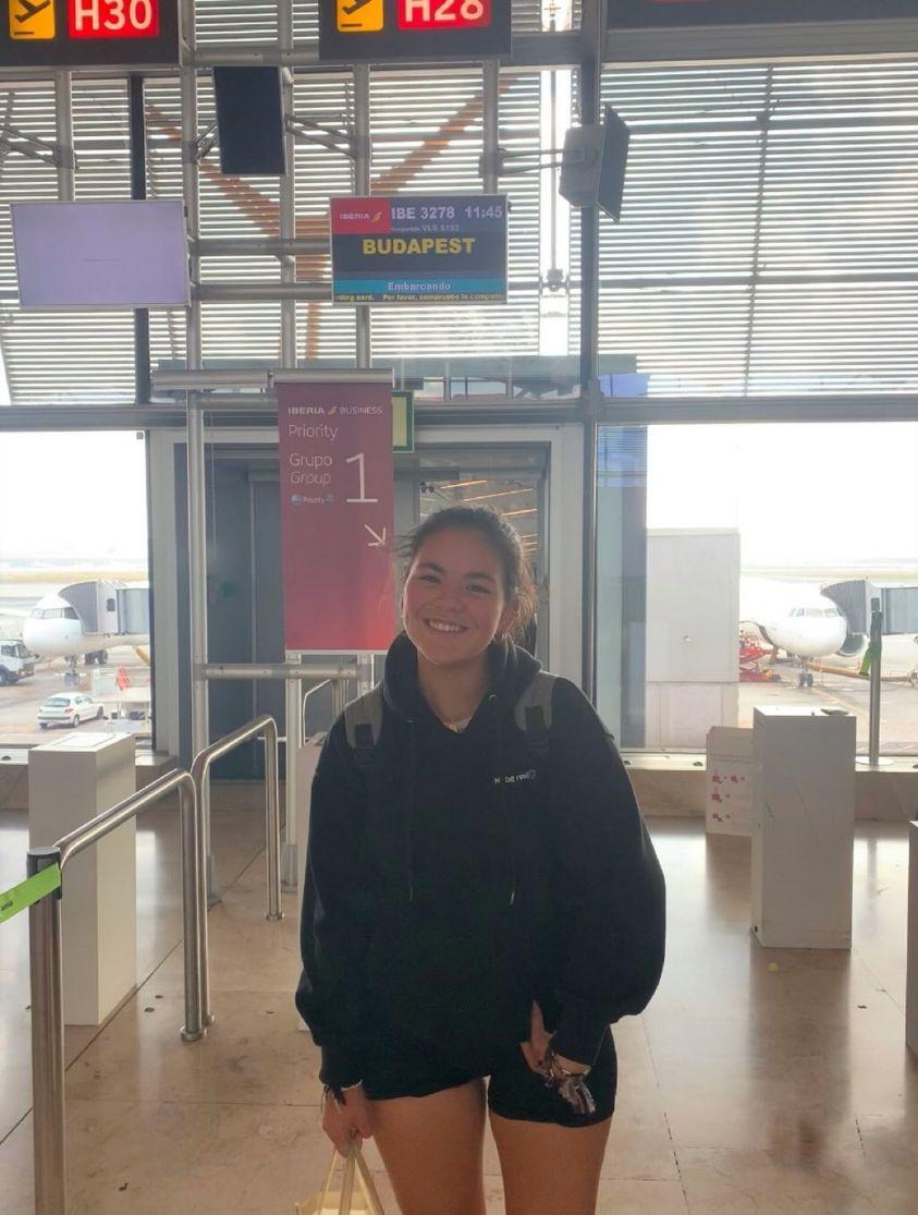 erasmusbeasain's tweet photo. 23-24 ikasturteari ongietorria emateko martxan dugu jada kurtsoko lehenengo mugikortasuna! Nereak lehenengo hiruhilabetea Szeged (Hungaria) hiriko Deak Ferenc Bilingual High Schoolean emango du. Zorte on Nerea 🇭🇺
#erasmusplus @sepiegob @InjuveSpain https://t.co/2L3xfntqnB